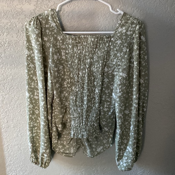 Abercrombie & Fitch sage green floral top synched tie front M! NWT - Picture 3 of 4